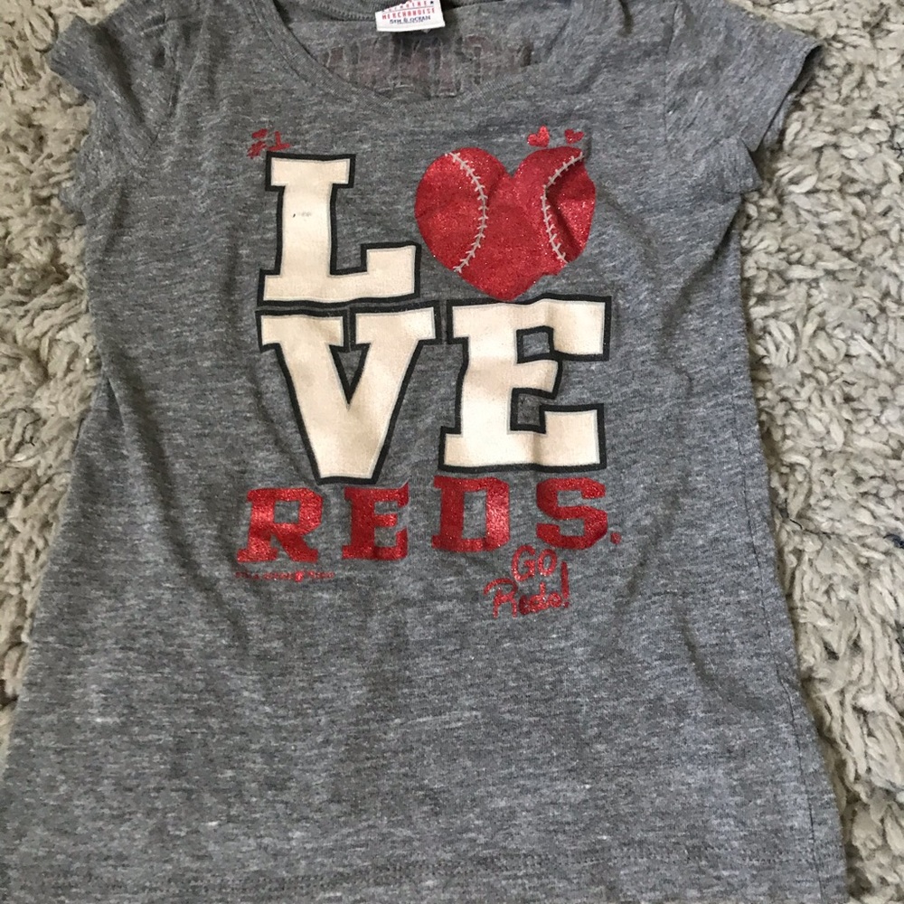 Red's shirt